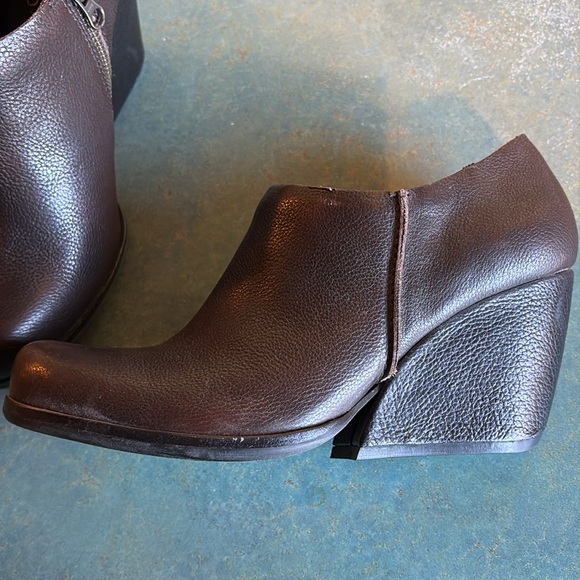 Kork Ease Holmes  Leather Wedge Bootie 9M like new,
Brownish Black, no box - Picture 6 of 8